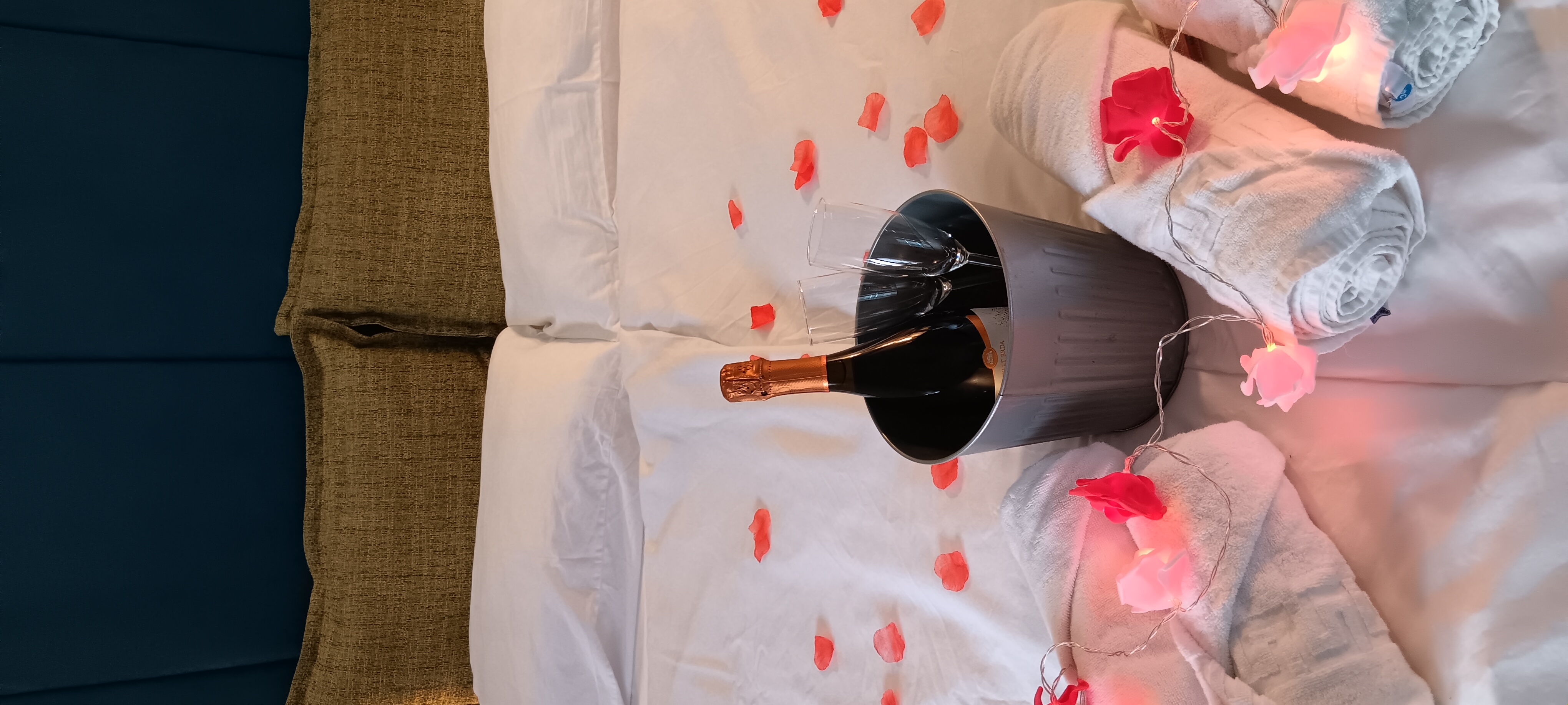 Romantische Dekoration mit Sekt im Studio Apartment Rimljanka